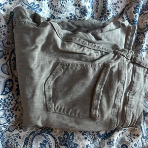 Grå byxor från Gina Tricot - Säljer ett par grå byxor från Gina Tricot med normal passform. Byxorna har klassiska fickor fram och bak samt resår i midjan. Perfekta för en avslappnad och stilren look.