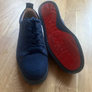 Christian Louboutin Storlek 42 - Hej, jag säljer mina blå loubotins storlek 42.        Skorna är knappt använda och i mycket bra skick.                                                                     Hör gärna av er om ni har frågor, tar emot bud😁Mvh Joel