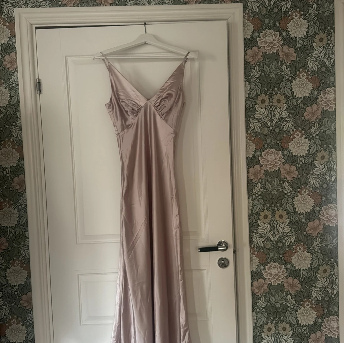 Ljusrosa balklänning från Boohoo