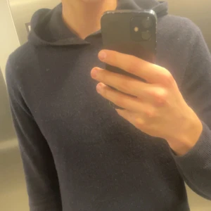 Oscar Jacobsson blå cashmere/merinoulls tröja - Fet Oscar Jacobsson tröja med luva. Mörkblå färg. Merinoull och Kashmir. Storlek S. För liten för mig som är 188, skulle säga att 180 är perfekt längd.