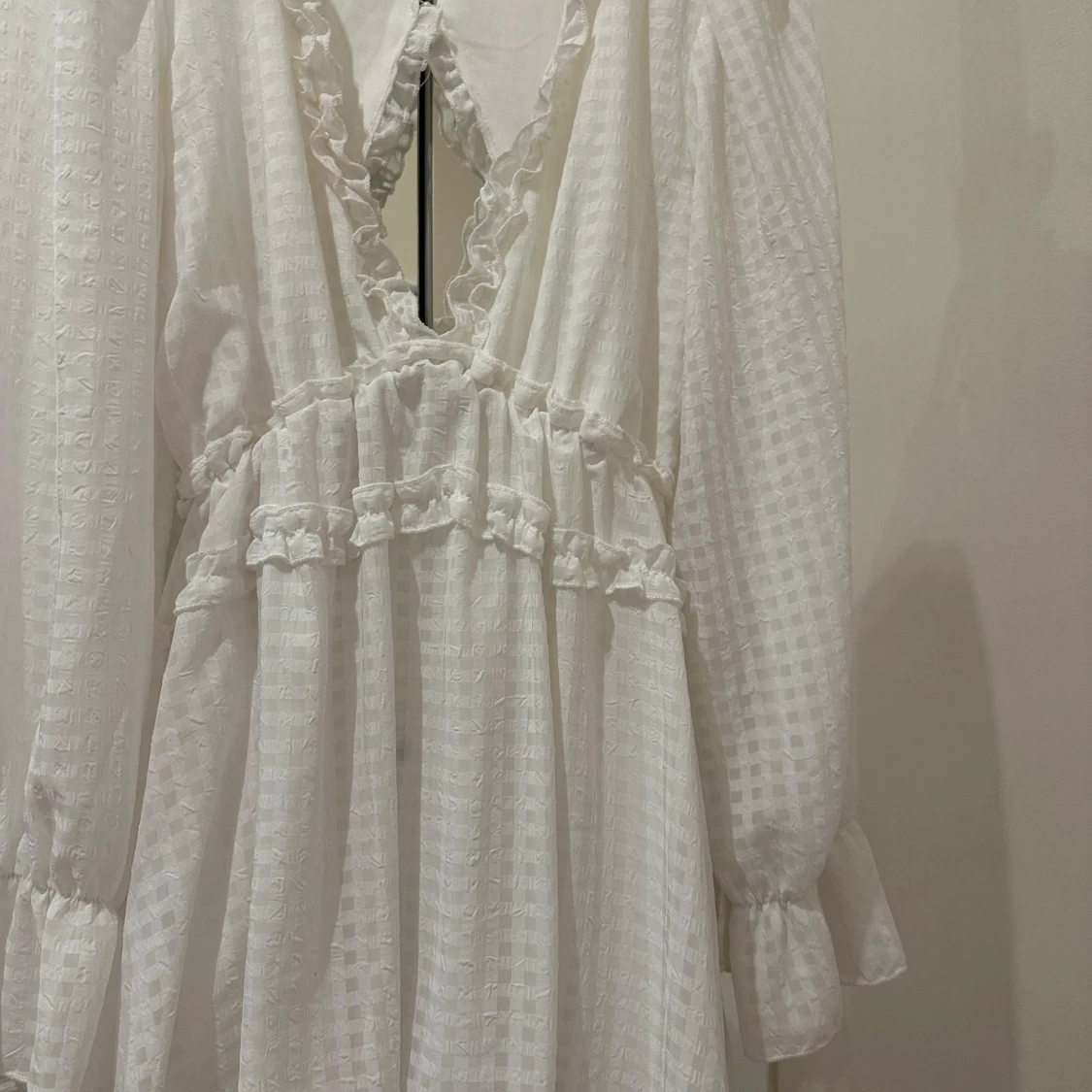 Vit kortklänning med volang och v-ringning - 1