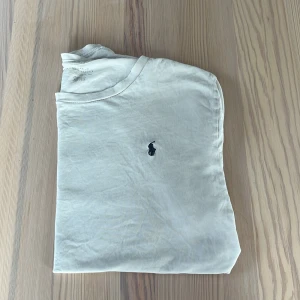 Ralph lauren t-shirt - Säljer en snygg vit Ralph lauren t-shirt                   Den har blå logga och har inga defekter.              KOM MED PRISFÖRSLAG!