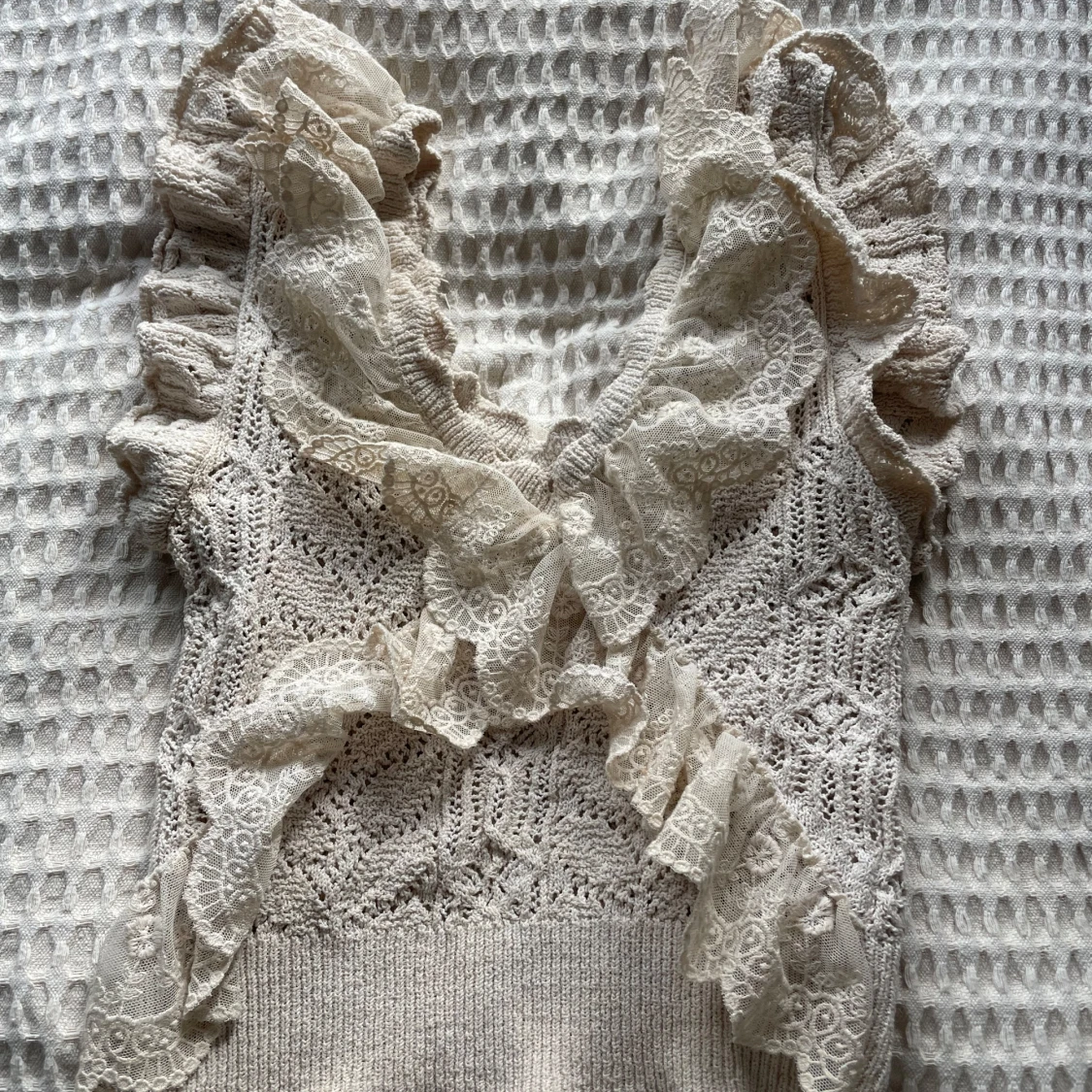 Beige stickad topp med spetsvolanger från Zara