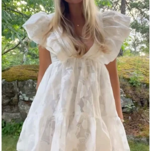 Studentklänning - Supersöt vit klänning perfekt till studenten från hello Molly🤍 