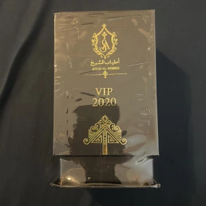  Atyab Al-Sheikh - Arabisk Parfym köpt i Dubai i för 2 månader sen, luktar jätte gott med oud, säljer då jag köpte 2 flaskor och man behöver väldigt lite då doften håller länge