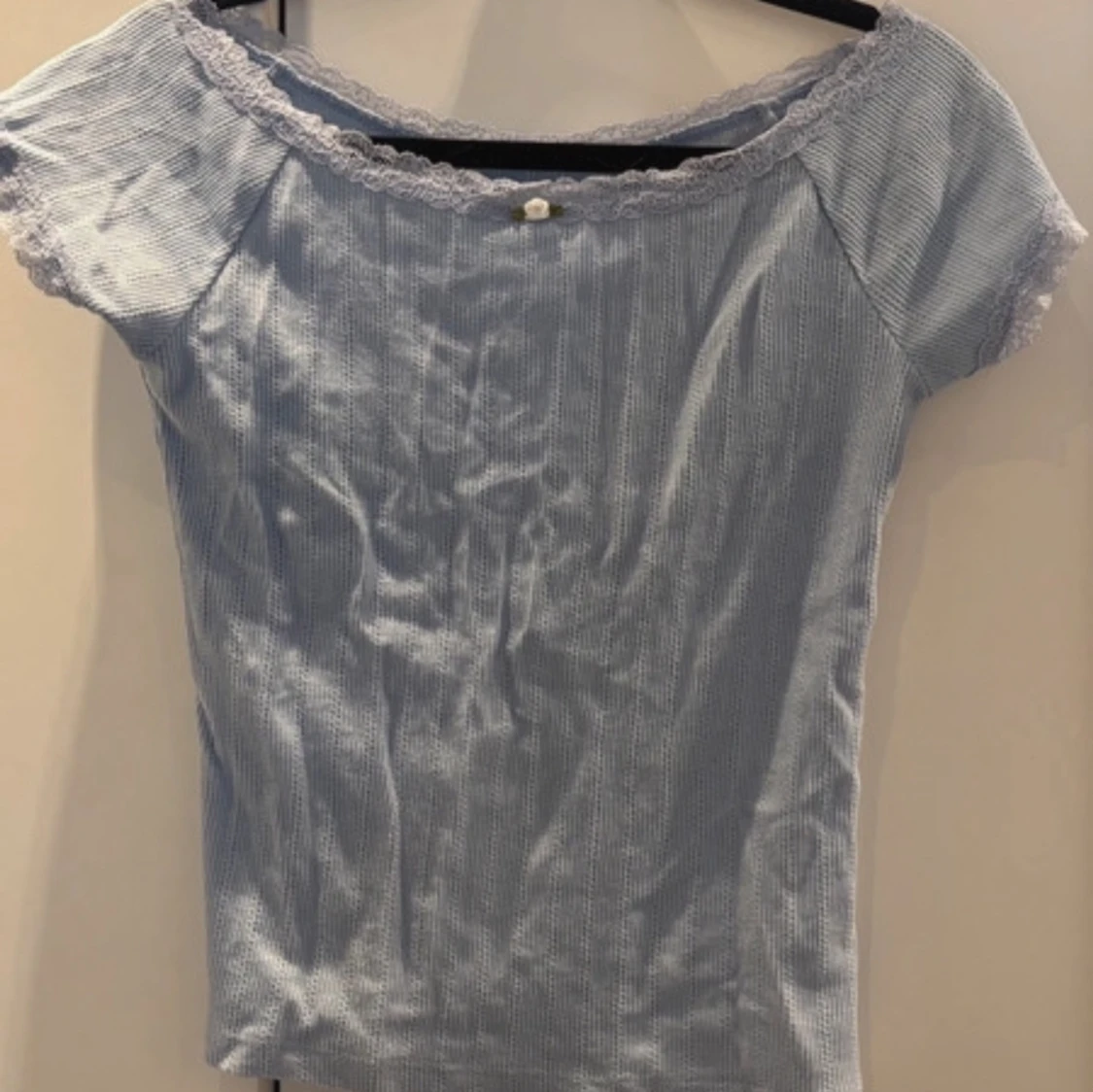 Ljusblå ribbad topp med spets från Aeropostale