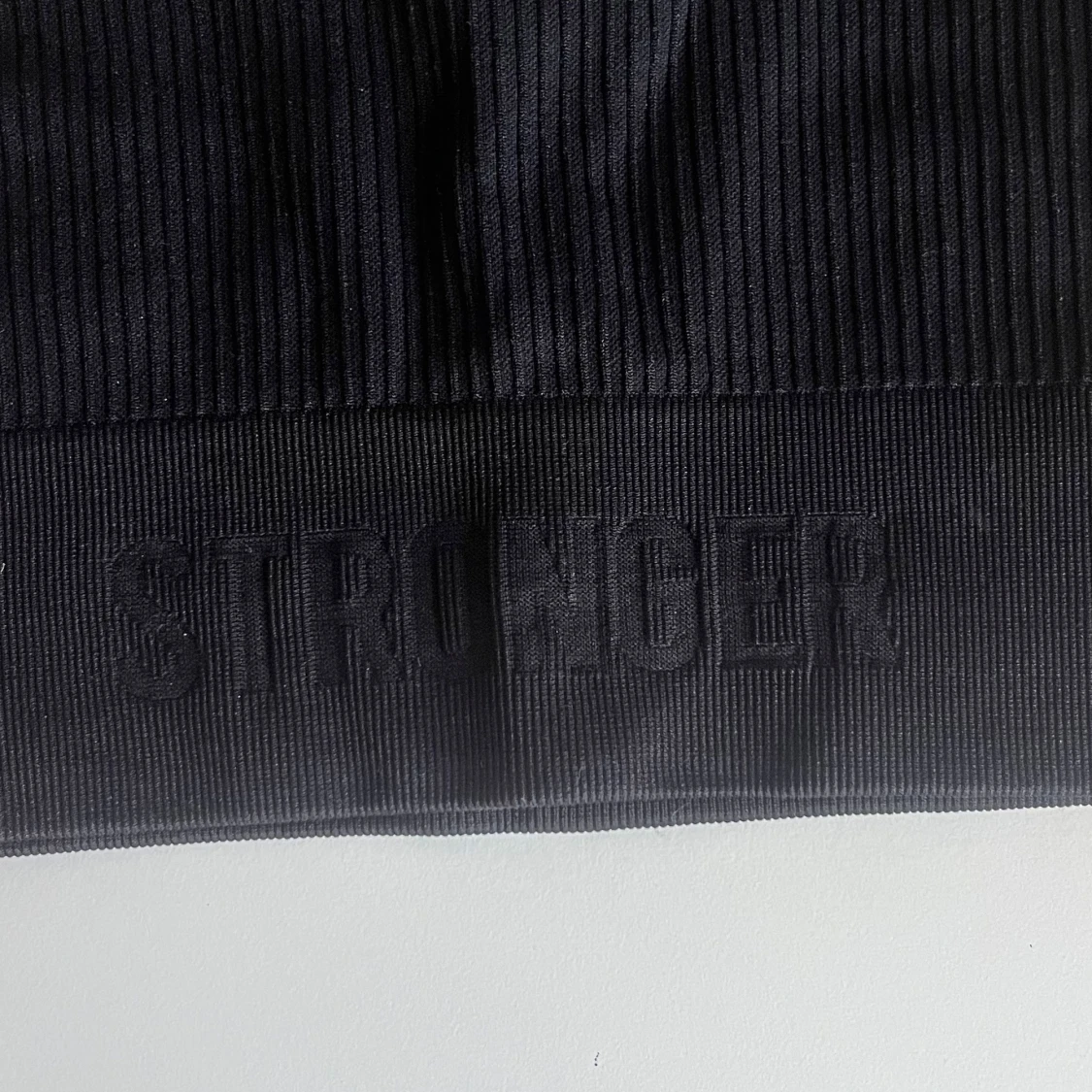 Svart ribbad träningsstopp från Stronger - 1