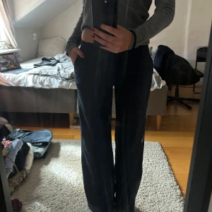 Mörkgrå randiga kostymbyxor från Zara - Säljer ett par mörkgrå randiga kostymbyxor som inte kommer till användning 💛