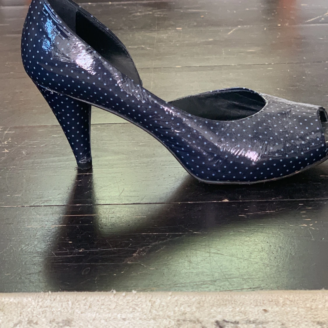 Blå prickiga pumps från Novita - 1