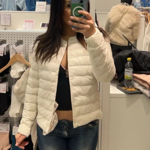 vit uniqlo jacka - Säljer min vita uniqlo jacka, använd ganska flitigt under typ en månad men inga synliga defekter eller något. perfekt till våren. priset går att diskutera 💗