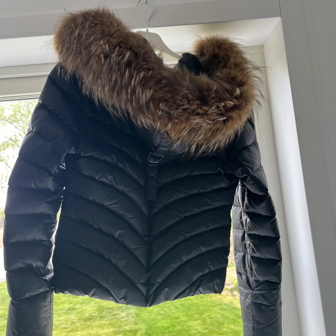 Svart dunjacka med fuskpäls från Chelsea - 1