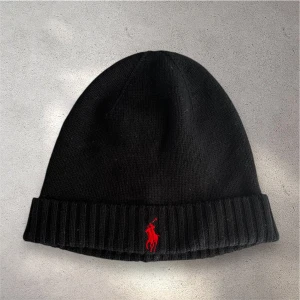 Ralph Lauren Mössa - Svart Ralph Lauren mössa i utmärkt skick! Riktigt stilren mössa som funkar till alla tillfällen! Mössan är köpt på Zalando för 995 kr. Vid eventuella frågor eller funderingar är det bara att höra av sig! 