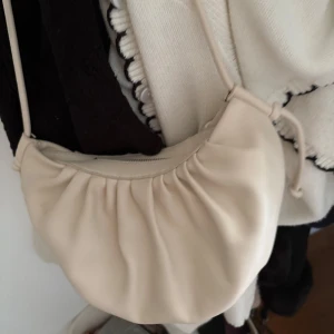 Cremfärgad väska - Säljer en jättefina, stilren väska från gina💓