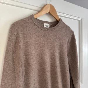 Kashmirtröja John Henric - Säljer en väldigt fin Kashmir crewneck från John Henric. Säljer på grund av att den har blivit för liten. Strl S. Nypris är 2200kr. 100% Kashmir. Tveka inte på att höra av dig vid frågor eller funderingar!