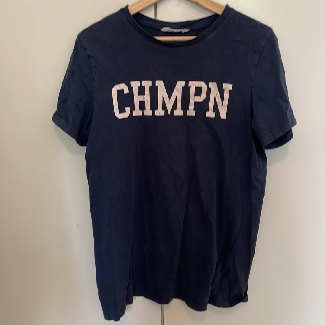 Mörkblå t-shirt med CHMPN-tryck - 2