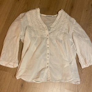 Trekvartsärmad blus med superfint mönster😍 - Köpt secondhand, finns ingen lapp så vet tyvärr inte storlek eller märke😇 Passar mig som är S