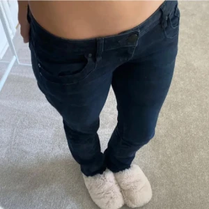 Mörkblå jeansbyxor från ltb - Säljer ett par mörkblå jeansbyxor från ltb. Byxorna har en klassisk femficksdesign, låg midja och smal passform. Perfekta för dig som gillar en enkel och stilren look.