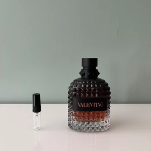 1 ml sample/doftprov av Valentino Born in Roma Coral Fantasy  - Ett sample på 1 ml av Valentino Born in Roma Coral Fantasy. Det är en söt, fruktig och maskulin sommarparfym. Våra samples är helt nya och är gjorda av glas. Det är fritt fram att skriva till oss om ni har frågor.