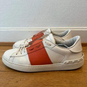 Valentino open sneakers  - Säljer nu dessa fina valentino open skor | Storlek 44,5 | Väldigt fint skick, Kommer även med kvitto som intygar äktheten | Hör gärna av er vid frågor eller funderingar 😊