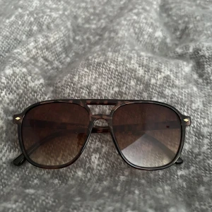 Bruna solglasögon  - Snygga solglasögon från Glitter! Endast använda en gång