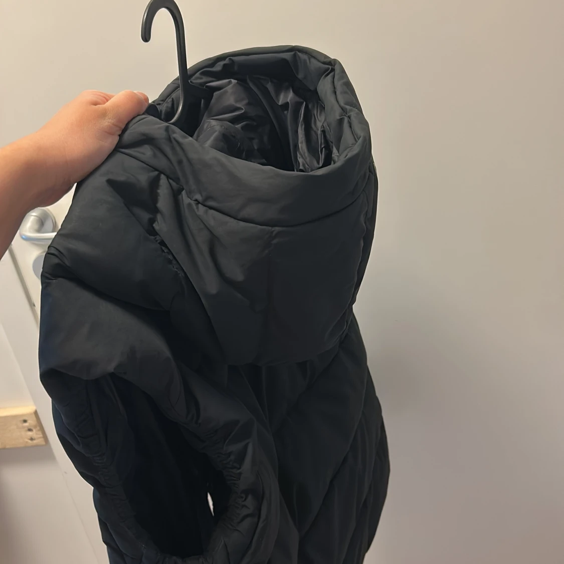 Svart dunväst med huva från Sail Racing - 1