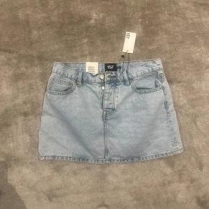 Ljusblå jeanskjol från lager 157 - Säljer en ljusblå jeanskjol från 157. Helt ny och aldrig använd därav att prislappen är kvar! Den är kort och i bra kvalité! 💖
