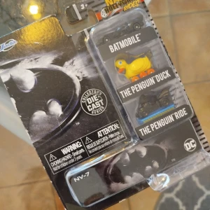 Batman, rides, oöppnad förpackning. - Lite slitage på förp men oöppnad vara. Samlarobjekt men självklart även till någon som faktiskt vill använda grejerna. Åtminstone till rätt pris 🙈