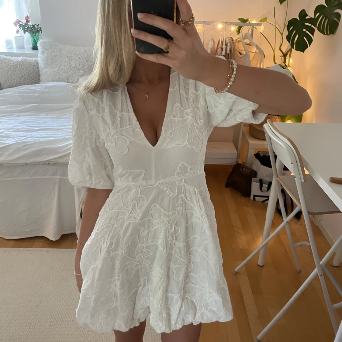 Vit kortklänning med broderade blommor - 2