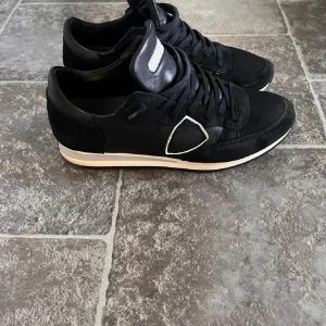  Philippe Model trainers  - Säljer ett par Phillipe model trainers i bra skick, ändbända ett par gånger men ändå i bra skick. Box ingår.