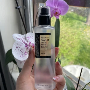 COSRX Advanced Snail 96 Mucin Power Essence  - COSRX Advanced Snail 96 Mucin Power Essence är en essence som innehåller 96% snigelsekretfiltrat. Den hjälper huden att behålla fukten och gör den mjuk och hälsosam. Använd efter rengöring och toner. Applicera en liten mängd på fingertopparna och klappa försiktigt in i huden tills den absorberats. Avsluta med en fuktkräm.  Använd ett fåtal gånger men mer än hälften finns kvar i flaskan💕