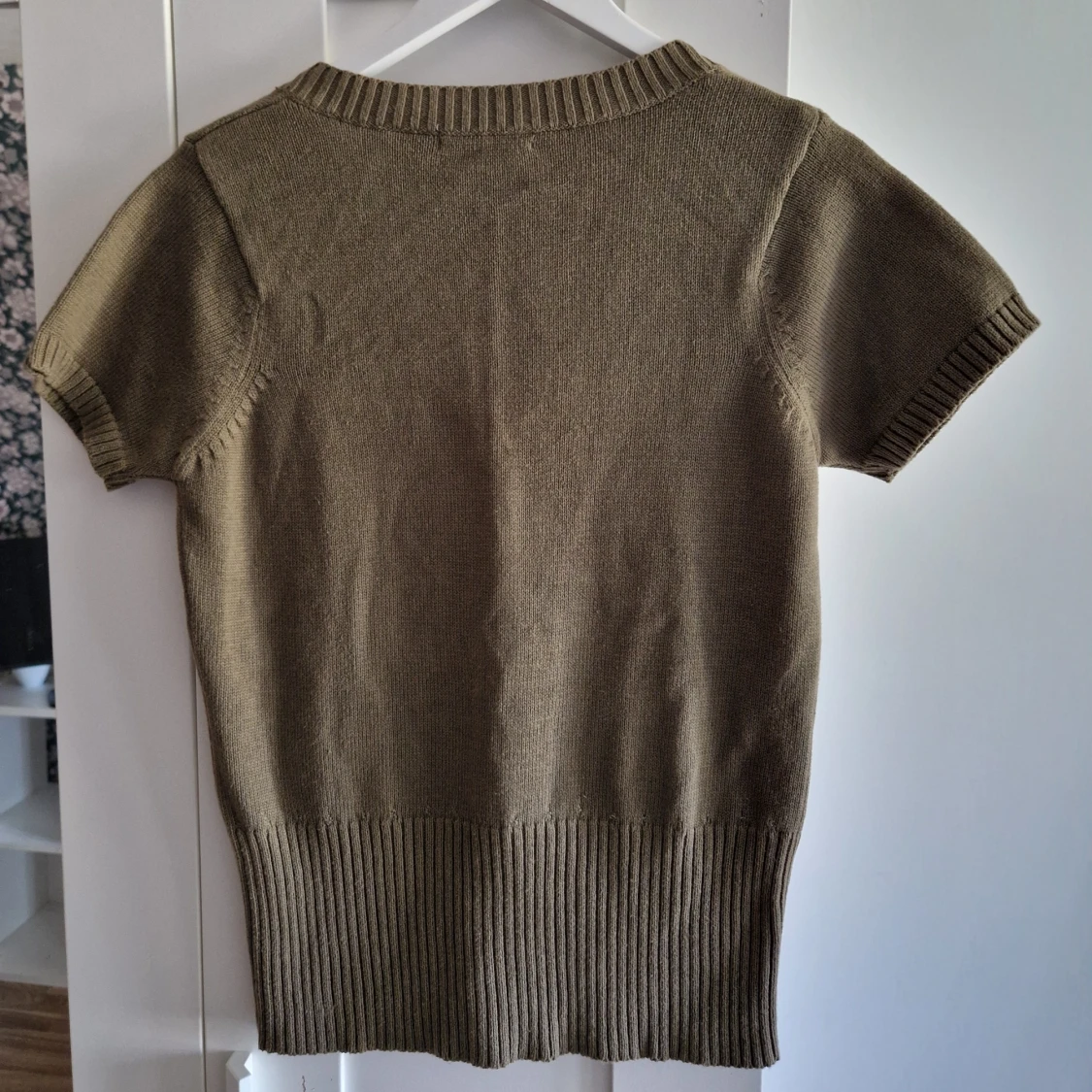 Olivgrön stickad kofta med kort ärm - 1