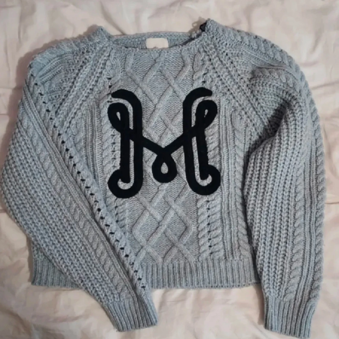 Grå stickad tröja med svart M från H&M