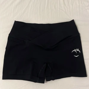Gym shorts  - Säljer ett par svarta gym shorts från ”Peach tights”. Använda få gånger och i väldigt bra skick, inga defekter alls. De har en V-waist som gör så att man får  en mer ”hourglass” figur. Storlek XS men väldigt stretchiga i tyget. OBS (de är inte så små som de ser ut då det är stretchigt tyg) 🥰 Kom privat för bilder på!