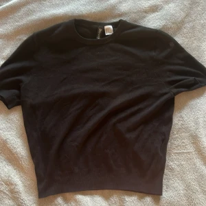 Stickad tshirt - .säljer likadan i beige!