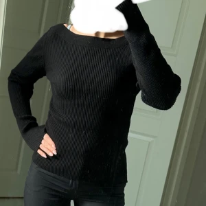 Svart ribbad stickad tröja - Säljer en svart ribbad stickad tröja med lång ärm. Tröjan har en tight passform. Enkel och stilren design som passar till det mesta. Aldrig använt men lappen är ej kvar.