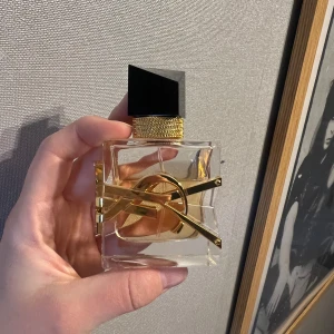 YSL Libre - Säljer libre (Eau de parfum) från YSL. Den är 30ml men ungefär 70% finns kvar. 