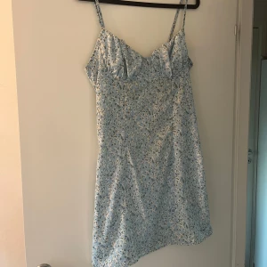 Klänning - Tyvärr för liten därav kan jag inte fota på. 