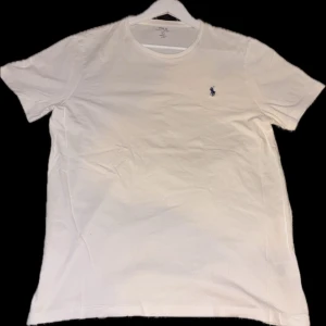 Vit Ralph Lauren t shirt - Vit Ralph Lauren t-shirt i väldigt bra skick. 