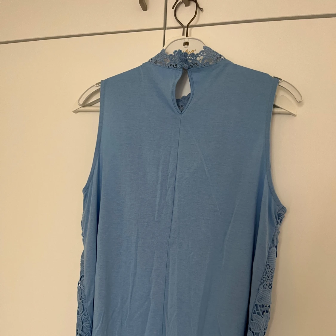 Blå spetsblus med blommönster - 2