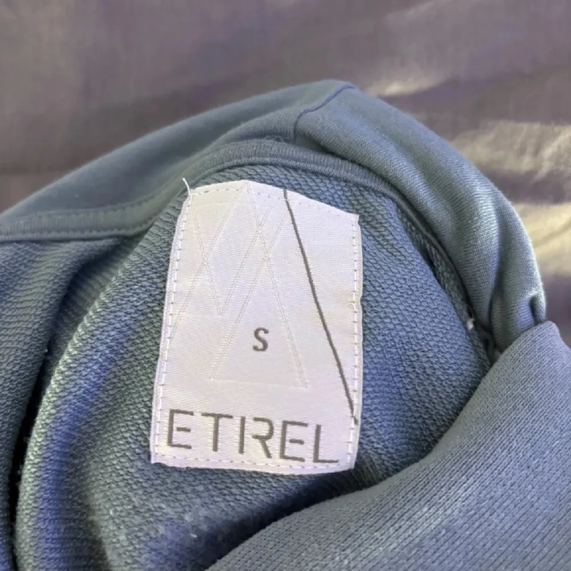 Grön croppad hoodie från ETIREL - 2