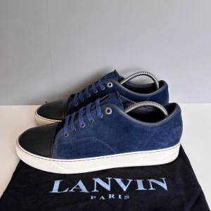 Lanvins - Säljer ett par snygga lanvins i storlek UK7 (EU41), men sitter som 42. Cond 9/10 lite heeldrag annars perfekt skick! Kommer med dustbag!