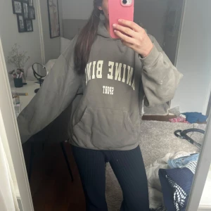 Anine bing hoodie - Cool hoodie från Anine bing i storlek XS men sitter som S. Knappt använd