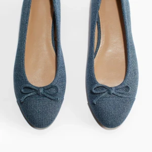 Jeansblå ballerinaskor med rosett - Snygga ballerinaskor i jeansmaterial med rund tå och en söt rosett framtill. Perfekta för dig som vill ha en avslappnad men ändå stilren look. Skorna har platt sula och är superenkla att matcha till olika outfits. Storlek 39 använda en gång💖