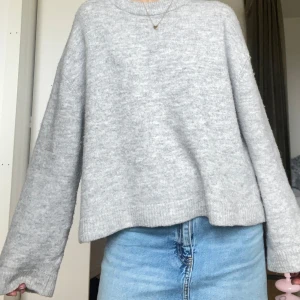 Ljusgrå stickad tröja - Stickad tröja från gina💘💘den är använd några gånger men i fint skick!!