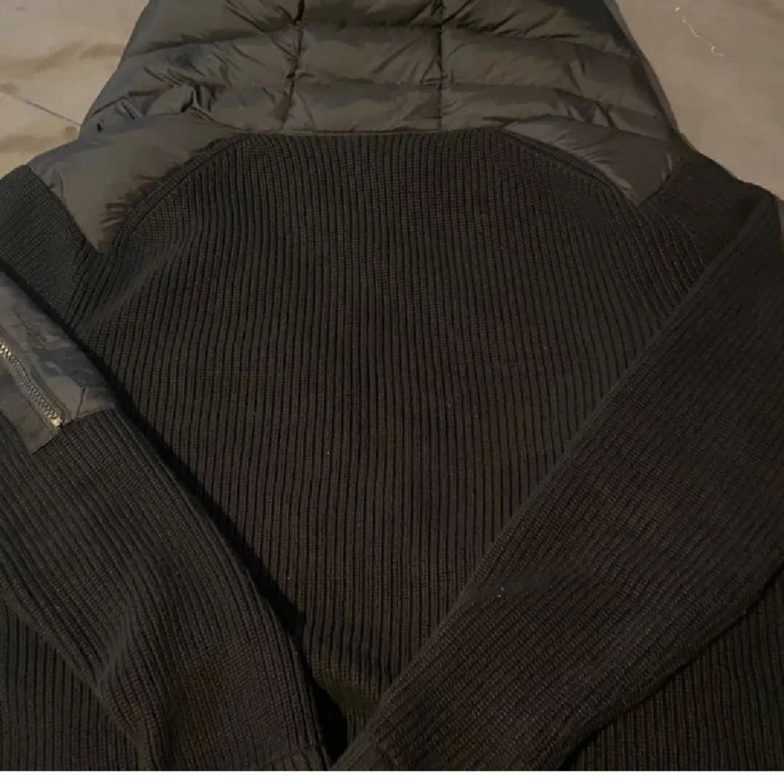 Svart pufferjacka med stickade ärmar från Moncler - 1