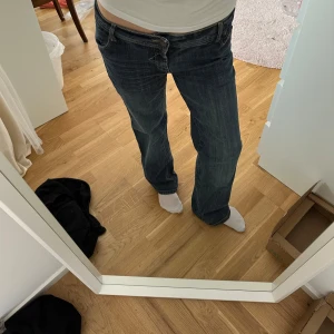 Lågmidjade jeans - Midjemåttet är 40 Innerbenslängden är 77