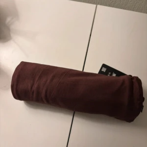 Brun Jersey hijab/ Brown suger - Helt ny brun Jersey Hijab med prislapp på – väldigt Mjuk och bekväm! ✨  Fint material – perfekt för en bekväm och stilren look 	•	Storlek: 180x70 cm       •     Made in Dubai   #hijab #abaya #slöja #brownhijab #brunhijab