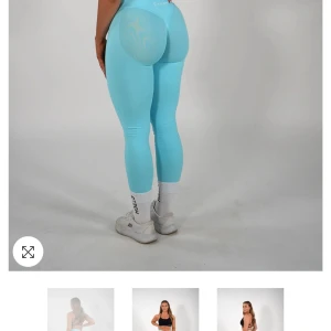 Ljusblå träningstights från GTECH - Säljer ett par ljusblå träningstights från ICANIWILL med hög midja och tight passform. Tightsen har diskreta mönsterdetaljer bak och är perfekta för gym eller löpning. Bekvämt material som sitter på plats under hela passet.