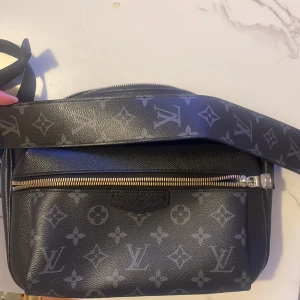 LV Väska - En LV väska jag köpte när jag var i UK, inte från den riktiga affären men av en kille där. Väldigt skön väska att ha när man är på en semester. Toppenkvalitet!