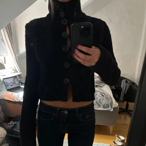 Svart kofta - Säljer denna scarta koftan som inte kommer till användning längre 💛